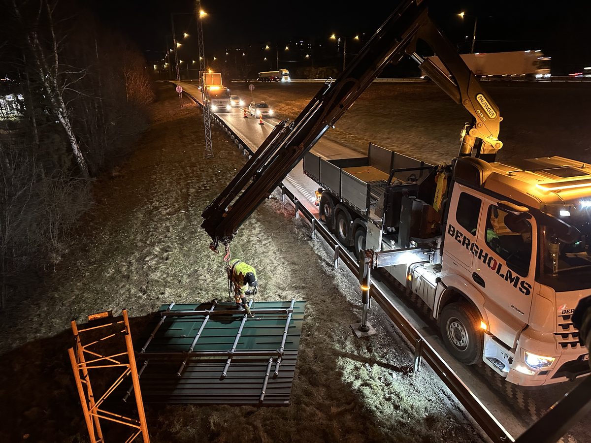Bergholms vid ett nattligt vägarbete i Örebro med TMA-bil som skydd mot passerande trafik
