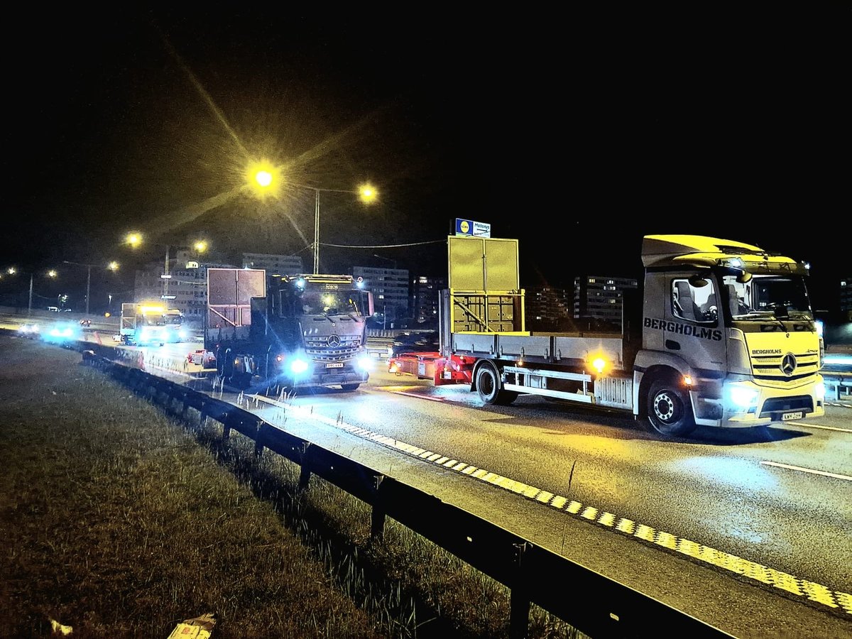 Bergholms TMA-bil med hastighetstavla och ljuspil skyddar ett nattligt vägarbete på en trafikled i Örebro